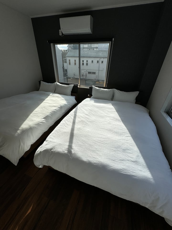 ﾍﾞｯﾄﾞﾙｰﾑ
Ორადგილიანი საწოლი x2