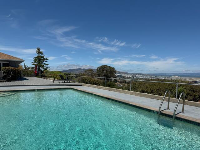 Bayview Executive Villa | 5BR | Pool | Near SFO gallery image 4