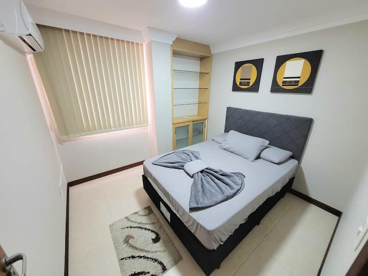 cama matrimonial y aire acondicionado 
Ropa de cama incluida