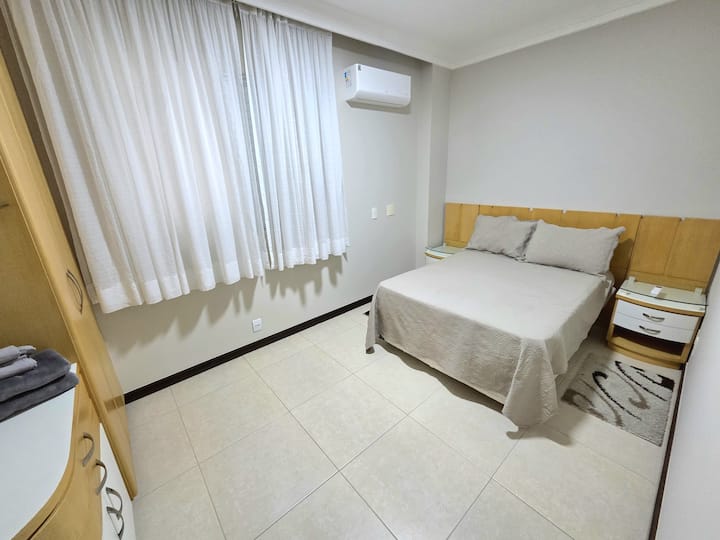Cama doble + 1 colchón individual 
Aire acondicionado
Ropa de cama incluida