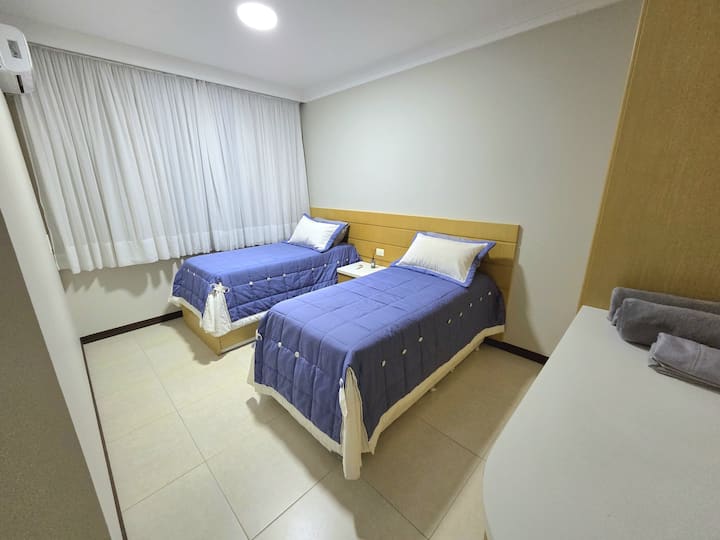 1 cama individual + 1 bicama (en total 3 personas en esta habitación)
Aire acondicionado
Ropa de cama incluida