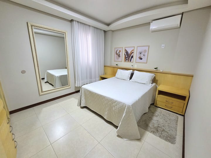 Cama doble + 1 colchón individual
Aire acondicionado 
Ropa de cama incluida