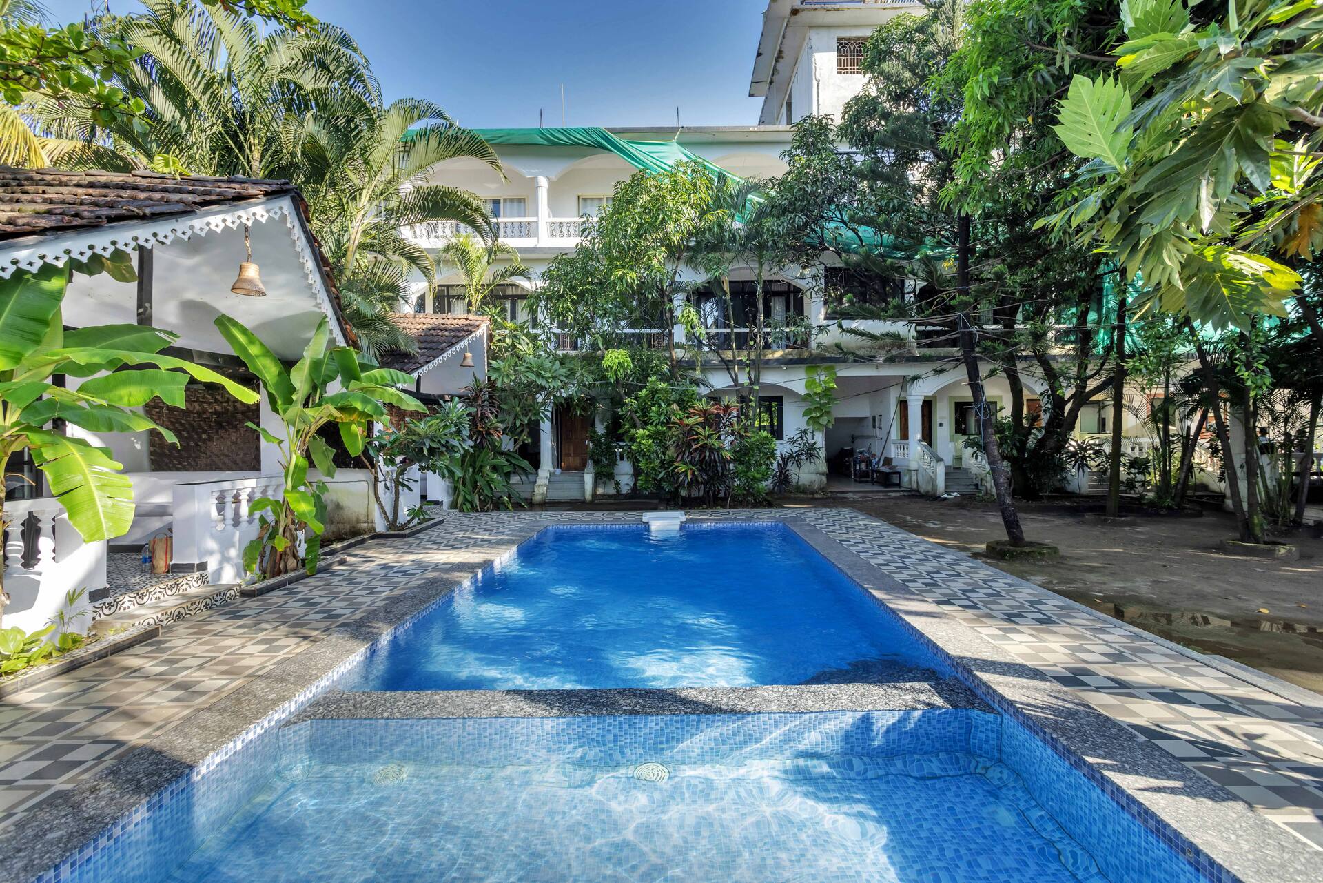 Green View 1BR with Pool 1min Walk to Morjim Beach