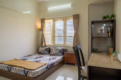 Relaxed & Airy Escape in a Prime Urban Locality