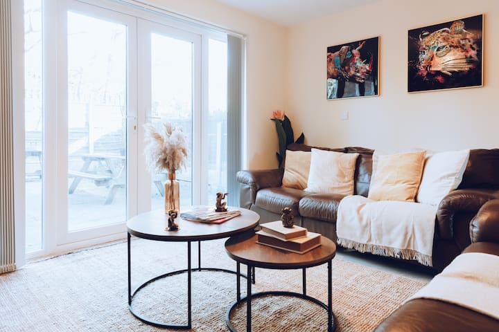 Didsbury| Short Stay| Pool,Hot tub access, Sauna|