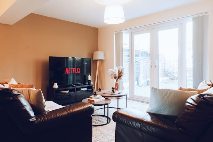 Didsbury| Short Stay| Pool,Hot tub access, Sauna| gallery image 2