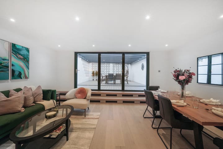 Spacious 3-bed split level flat