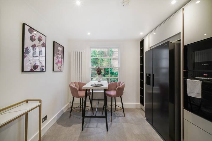 Spacious 3-bed split level flat gallery image 2