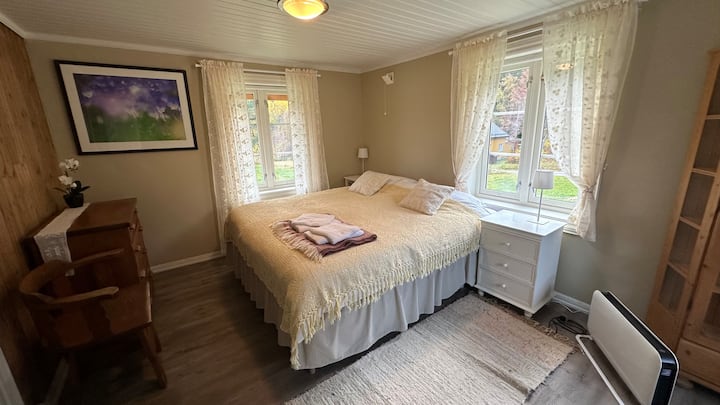 Soverom mot vest har kveldssol og utsikt til gårdstun. Dette er det største soverommet med rikelig plass