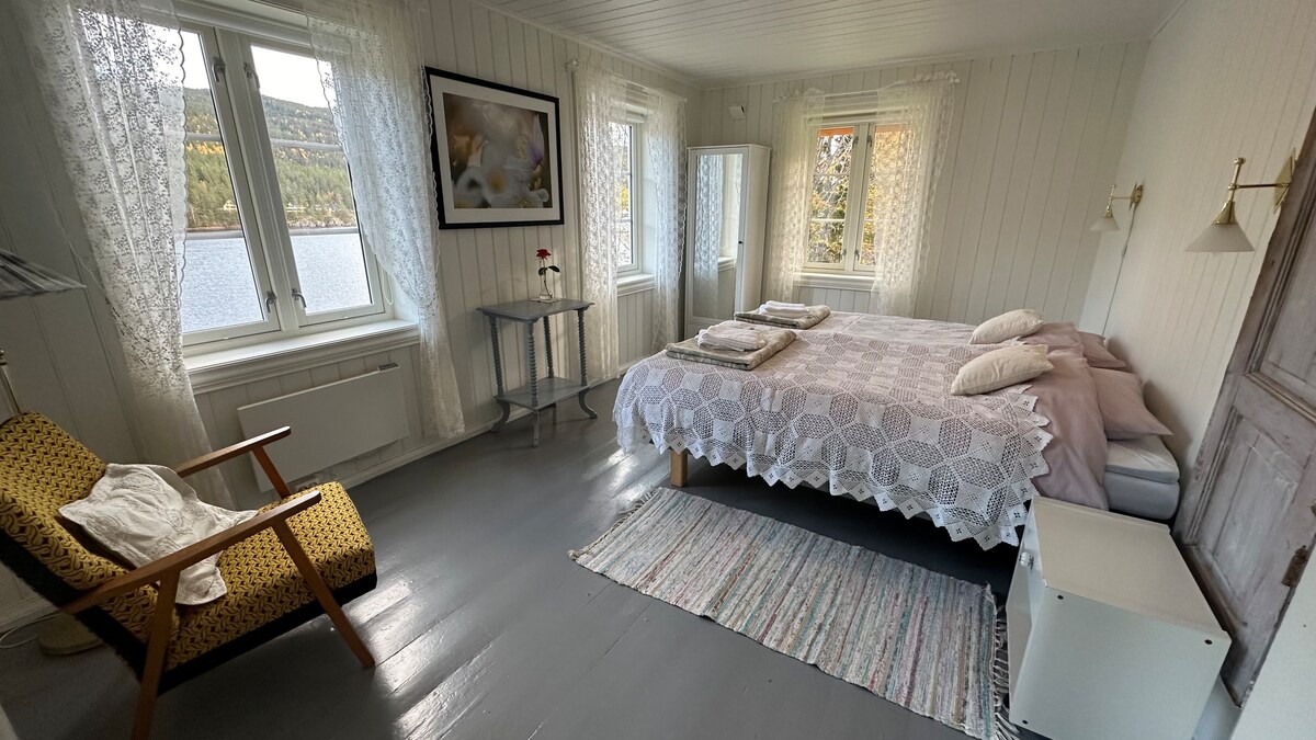 Soverommet mot Tinnsjøen har morgensol og fin utsikt til vannet