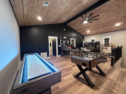 Ravenwood Retreat~NEW-4 KING beds-Games-Hot Tub!