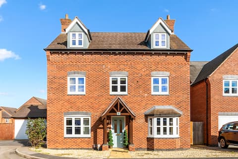 Spacious 5BR Stay in Leicestershire with Garden