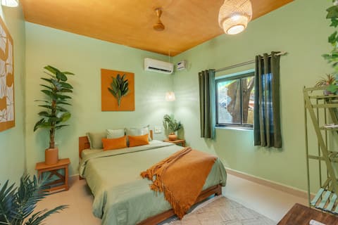 Charming 2BHK w/ Pool in Ashvem 2min walk to Beach