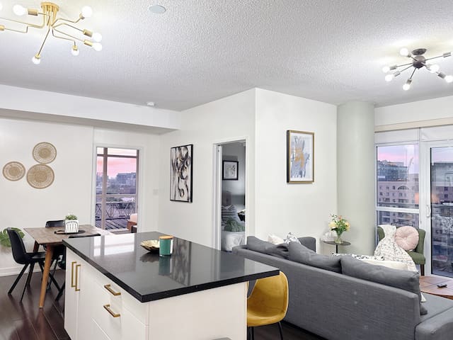 Vista Spacious Condo near CN/Metro