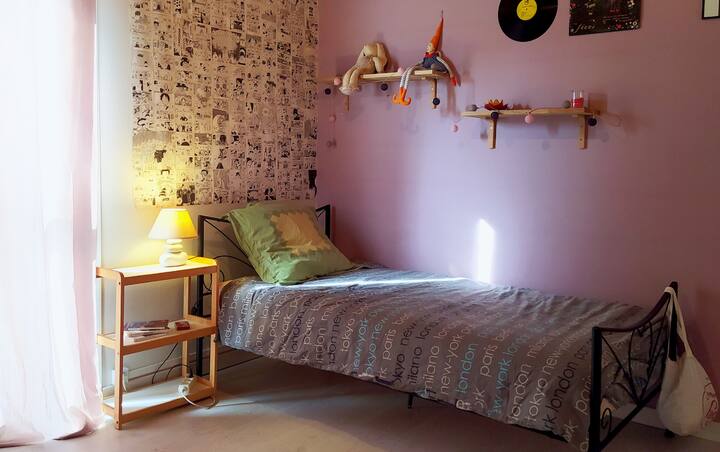 Chumba kilicho na kitanda kimoja au cha watu wawili, kulingana na chaguo lako. Kabati kubwa lenye milango inayoteleza, dawati, meza kando ya kitanda, taa. Mwonekano wa bustani kupitia mlango wa kioo. 