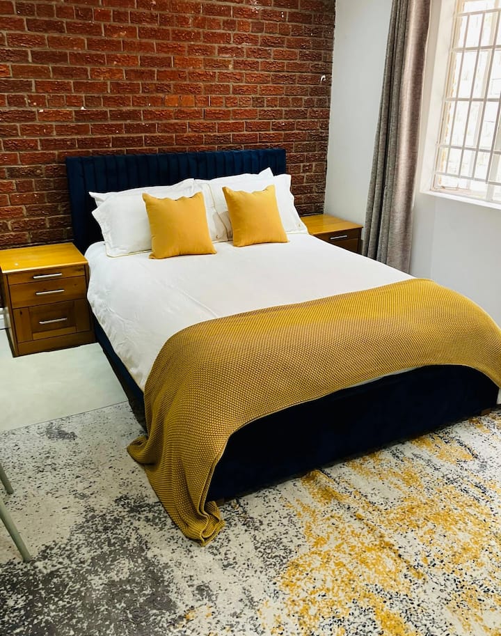 Spavaća soba 3 ima bračni krevet (1,8x2) i pristup kupaonici s kadom, nadzemnom tuš-kabinom i WC školjkom. 