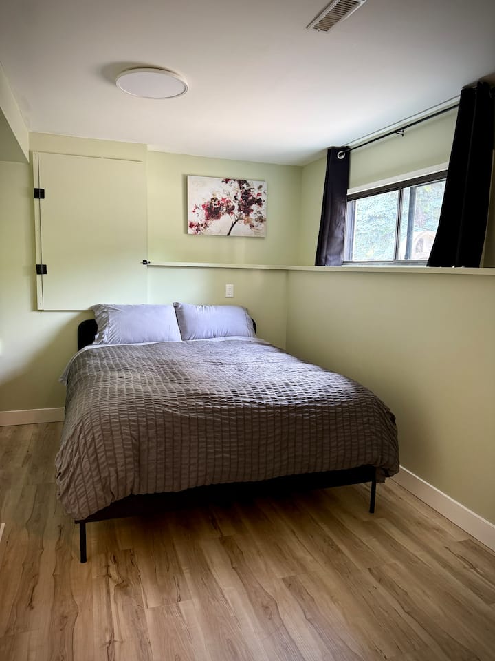 Сосема нов душек со големина на брачен кревет (широк 60инчи) Anora 2.0 Super Euro Top кој им овозможува на спалната соба неверојатна удобност и поддршка. Ткаенината е изведена од обновливи ресурси на растителна основа кои обезбедуваат својства што можат да се дишат и испуштаат влага.