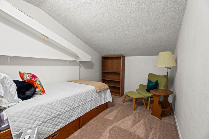 Допълнителна стая извън зоната на лофта - 2 отделни легла 