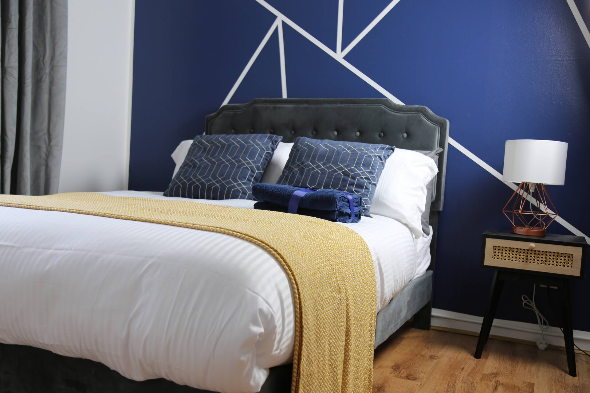 Farm View - 3BR Stay Near Billing Aquadrome - Sleeps 8 in 4 beds or 4 Contractors and Tradesmen separately - Free Parking, Long-stay and Short-stay Accommodation Modern Amenities Shops & Cafés Leisure and Business Long-Stays Welcome