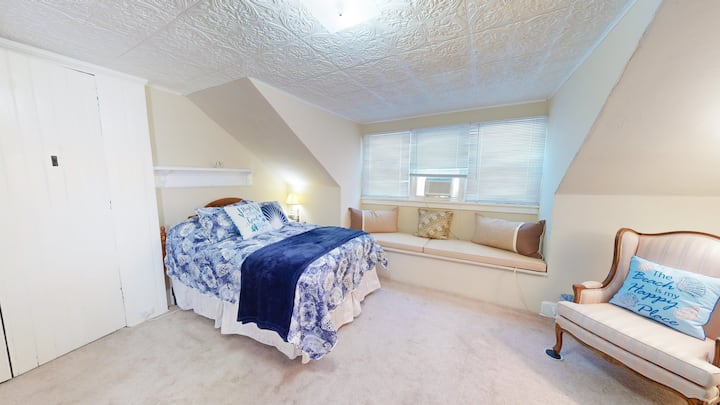 HUGE 3rd-floor bedroom with faux tin ceiling, reach-in closet, flat screen TV, hotel luxury bedding, EXTRA bedding, AC, full bed w/ old-fashioned bed step, sitting area w/ reading lamp & window bench w/ custom-made cushions & pillows!