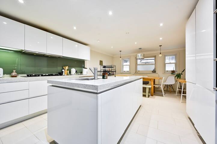 Beautiful 5 Bed House – Sleeps up to 12 – Central gallery image 2