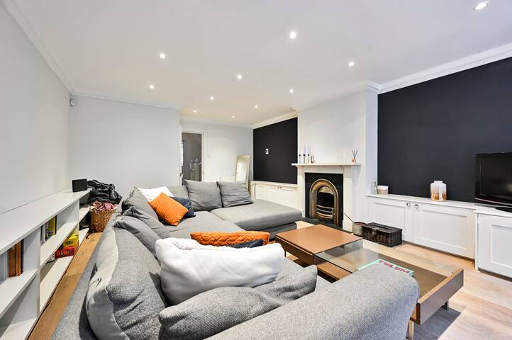 Beautiful 5 Bed House – Sleeps up to 12 – Central gallery image 3