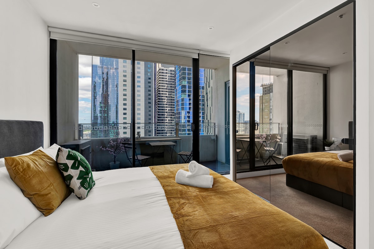Popular Airbnb listing: Melbourne CBD Oasis! Pool, View in Melbourne