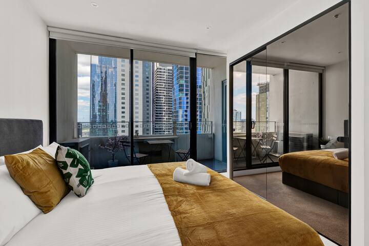 Melbourne CBD Oasis! Pool, View gallery image 5