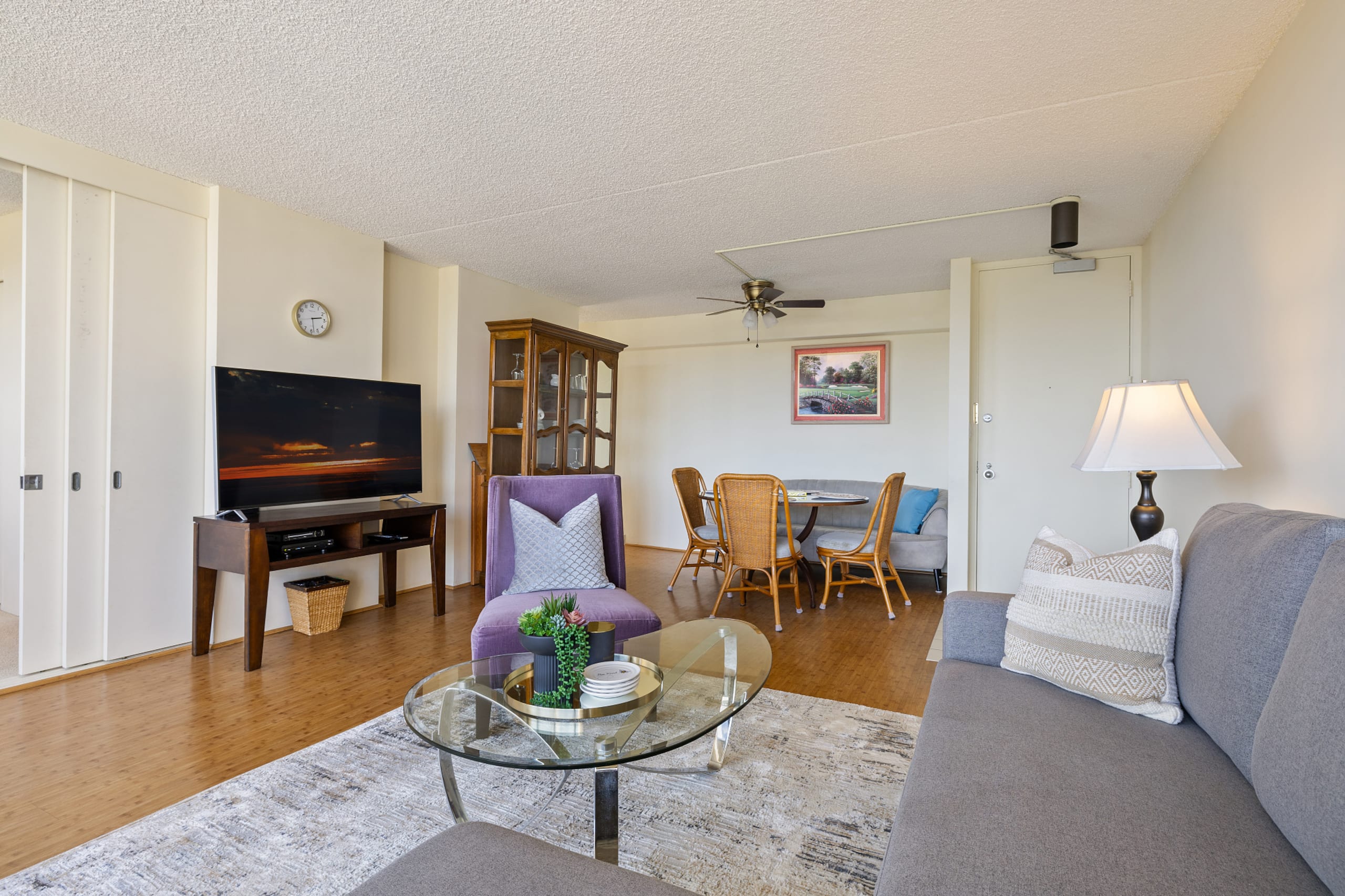 Ocean view Waikiki Banyan condo. Free parking! - Image 20