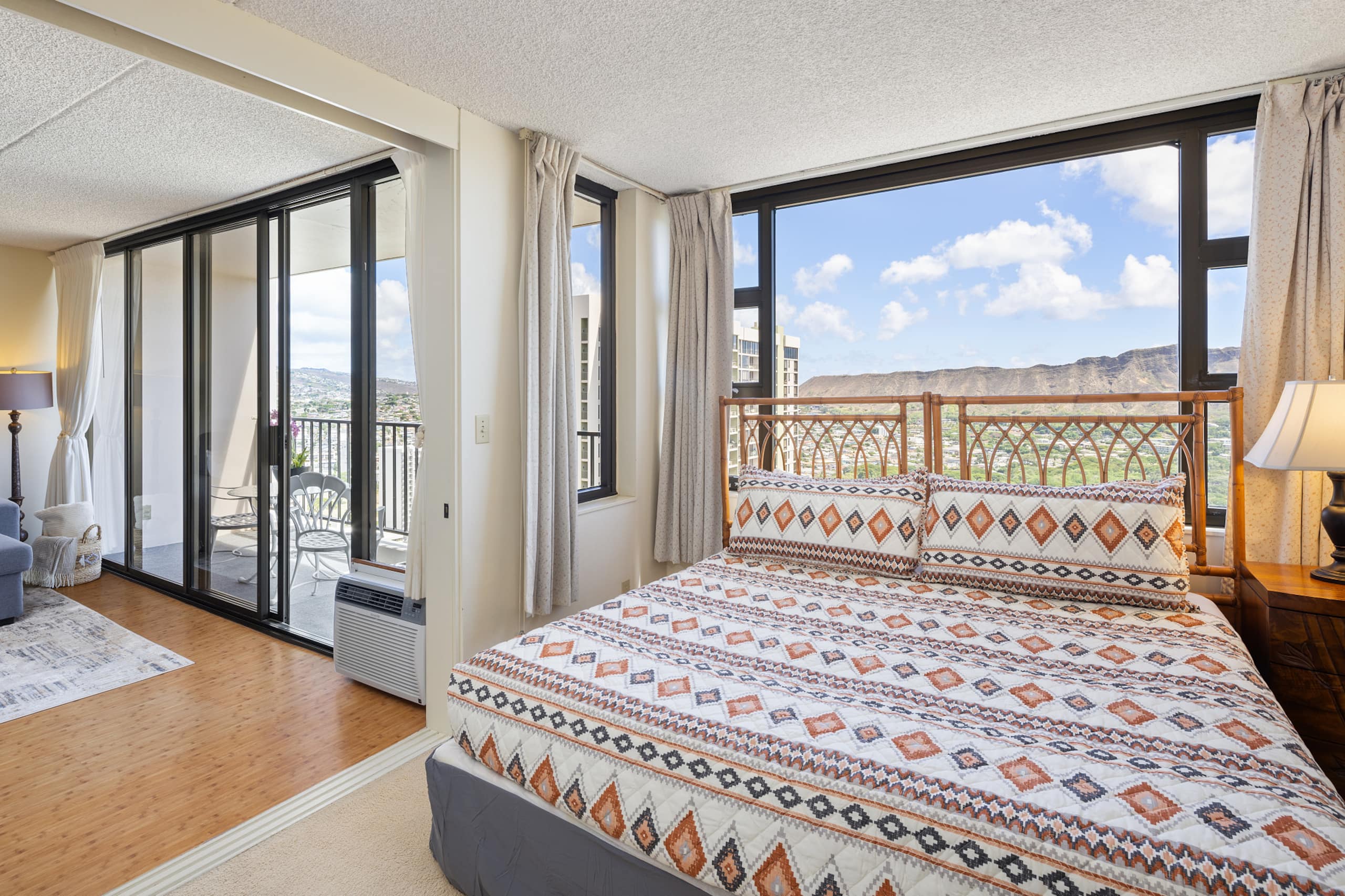 Ocean view Waikiki Banyan condo. Free parking! - Image 31