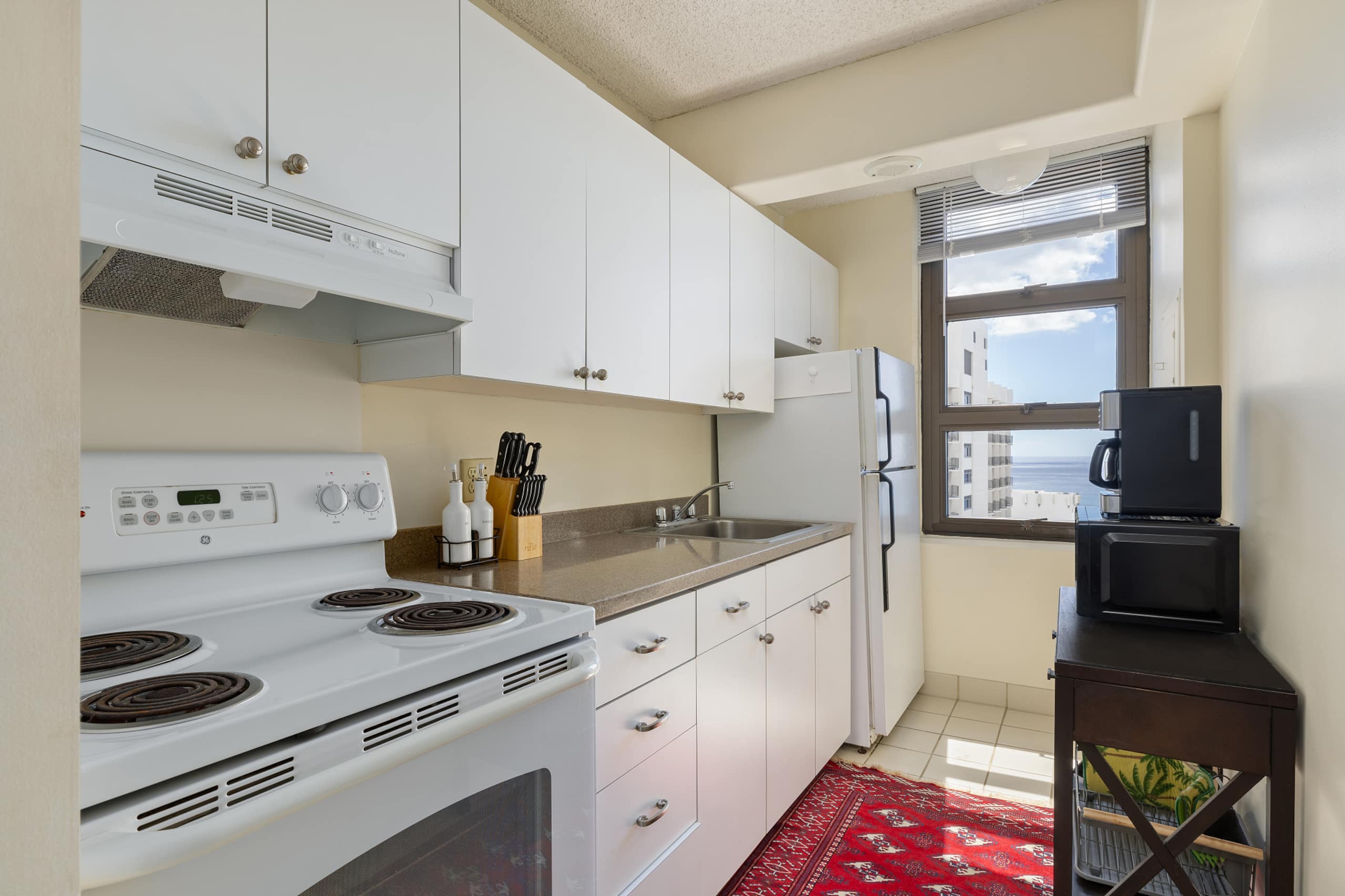 Ocean view Waikiki Banyan condo. Free parking! - Image 22