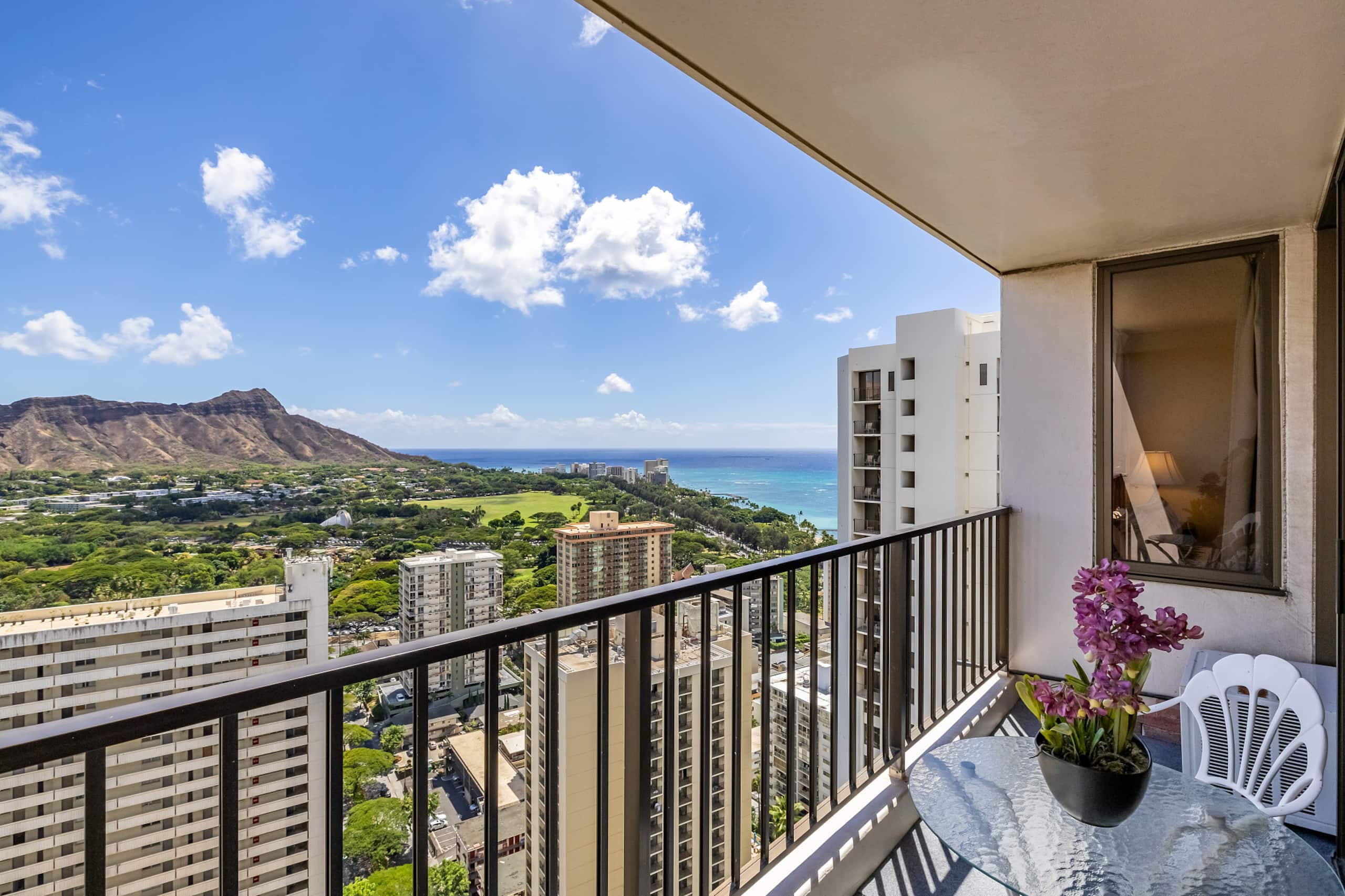 Ocean view Waikiki Banyan condo. Free parking! - Image 12