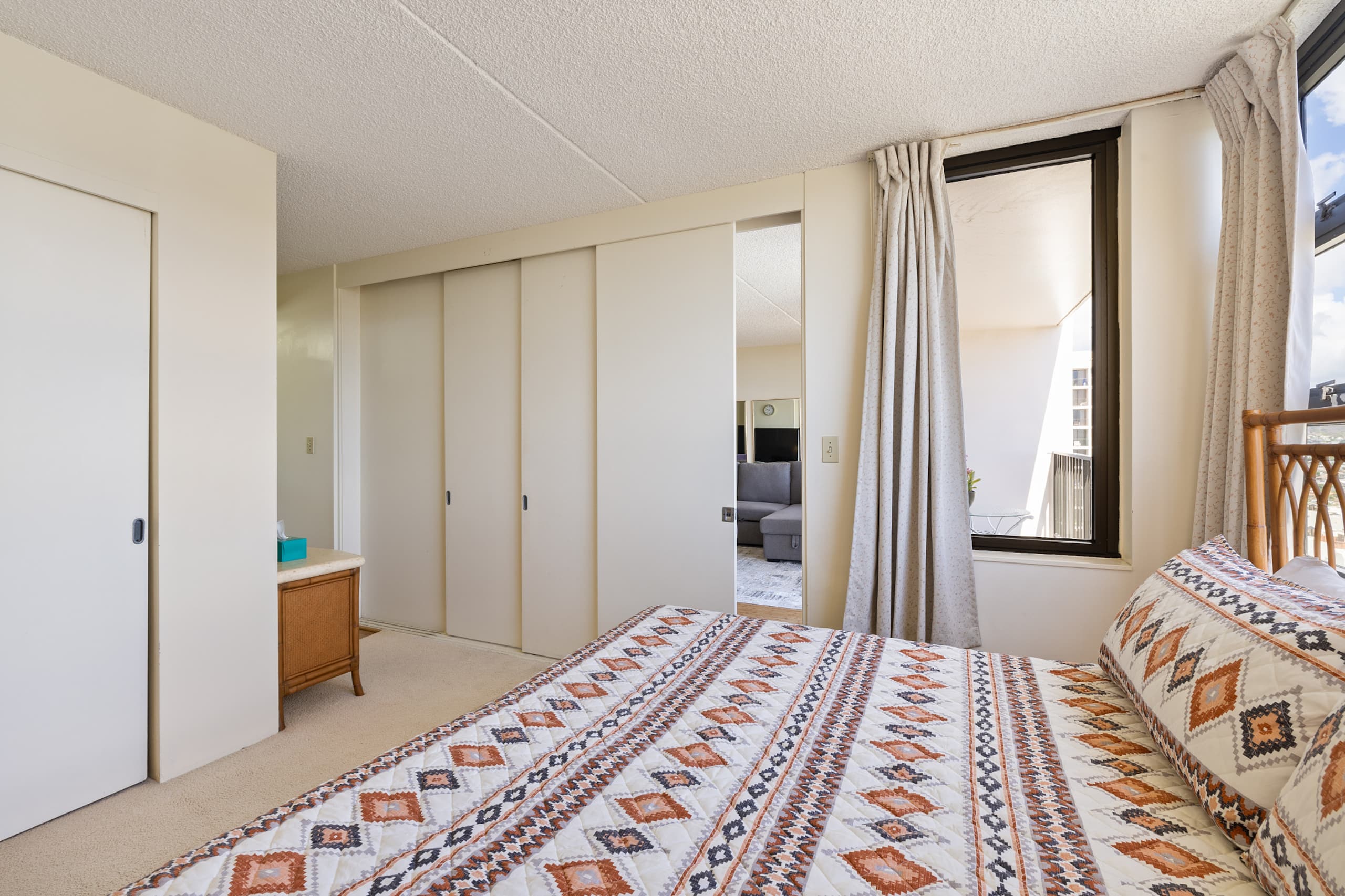 Ocean view Waikiki Banyan condo. Free parking! - Image 32