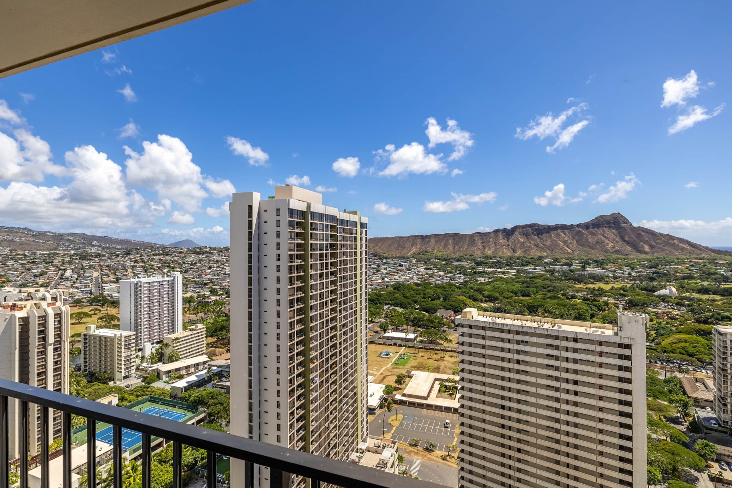 Ocean view Waikiki Banyan condo. Free parking! - Image 14