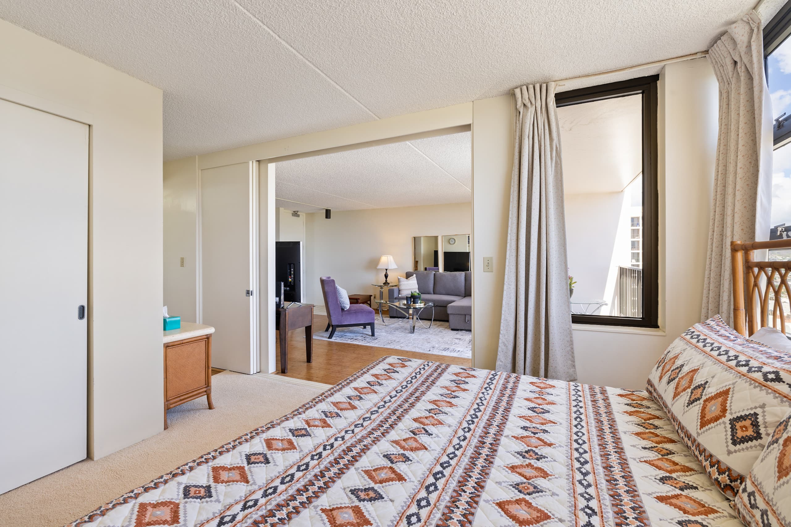 Ocean view Waikiki Banyan condo. Free parking! - Image 33