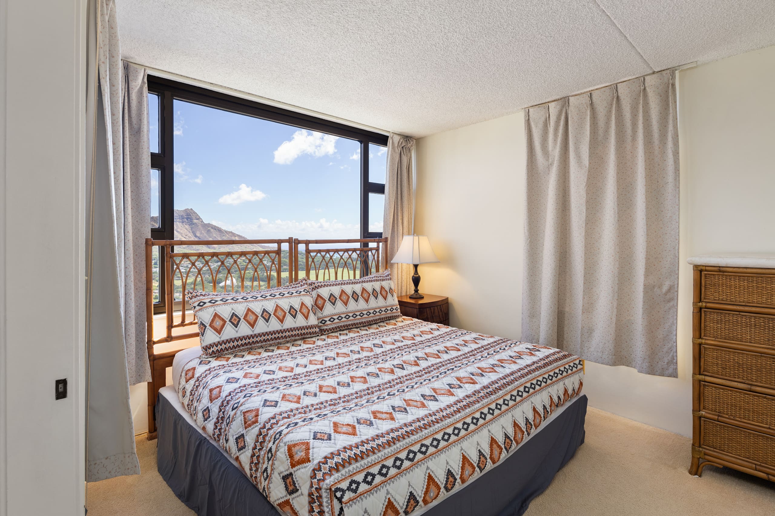 Ocean view Waikiki Banyan condo. Free parking! - Image 34