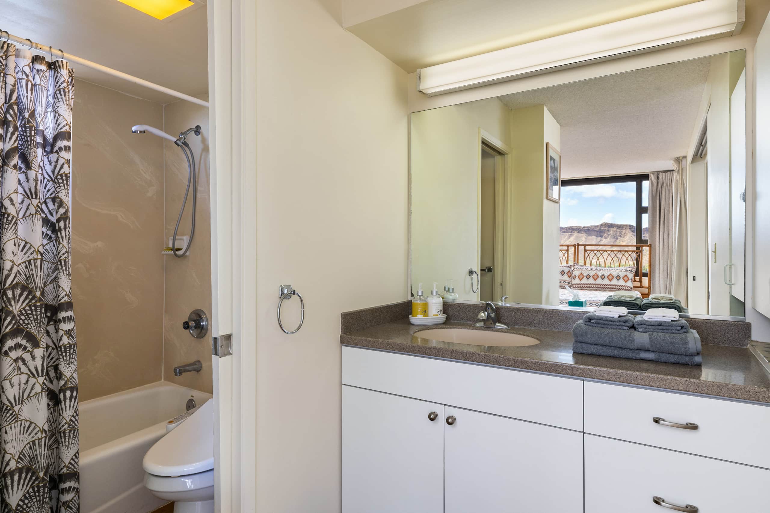 Ocean view Waikiki Banyan condo. Free parking! - Image 38