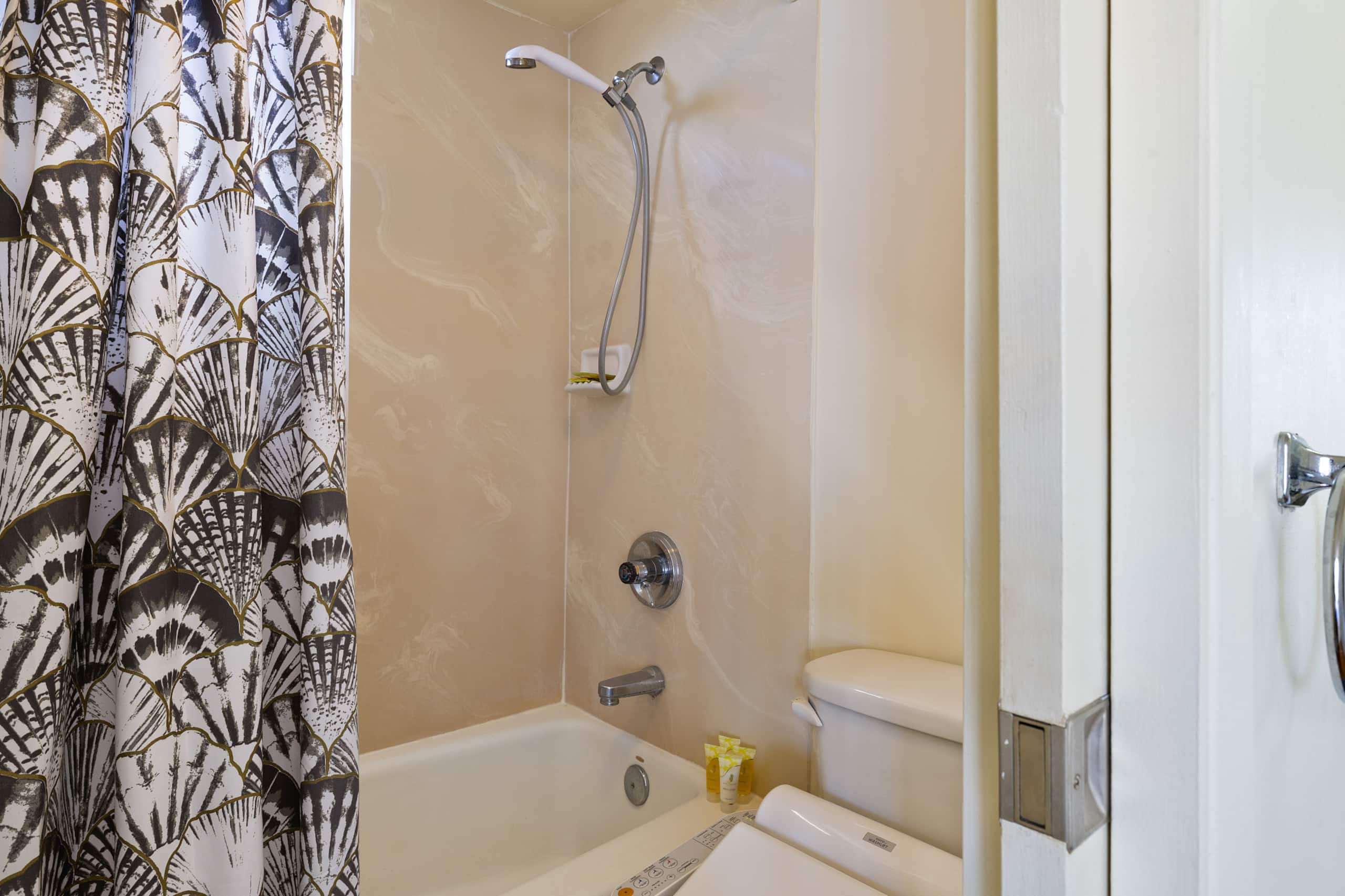 Ocean view Waikiki Banyan condo. Free parking! - Image 36