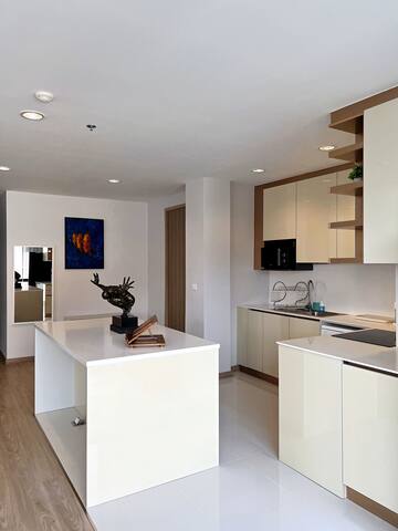 301: Luxury 4Beds 4BA Cozy&Private, City/Pool View gallery image 5