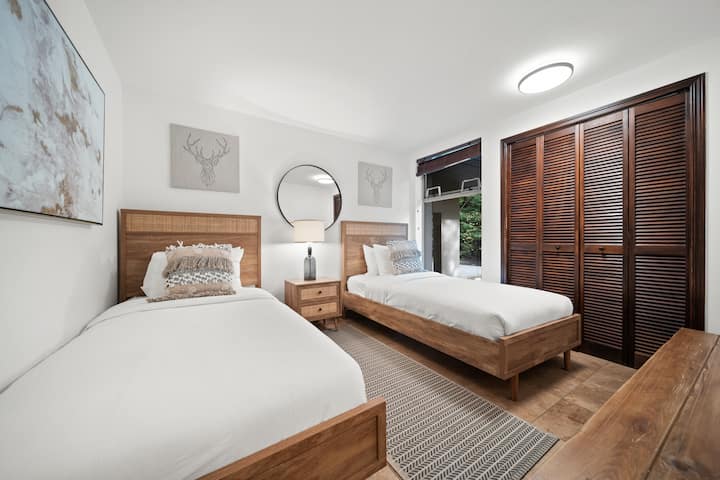 El segundo dormitorio doble ofrece espacios acogedores y separados para dormir con cómodas camas individuales, por lo que es perfecta para niños o amigos.