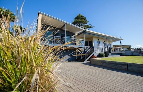 Coastal Kangaroo Island home, walk into town