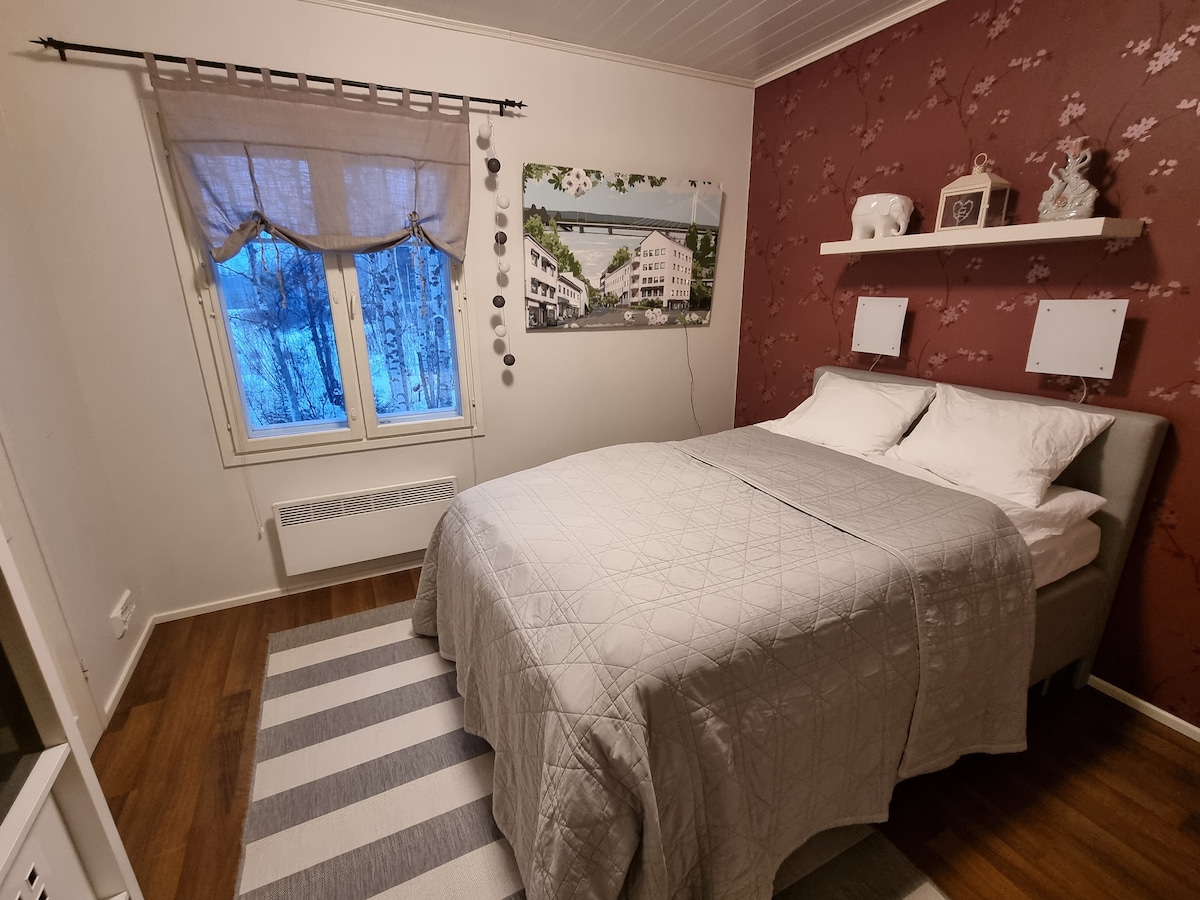 Spálňa na 1. poschodí má posteľ širokú 140 cm s matracom z pamäťovej peny.