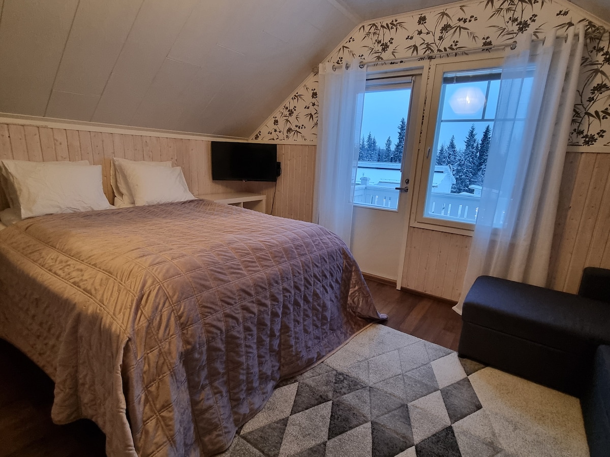 Tretia spálňa na 2. poschodí má rozlohu 15 m2 a ponúka výhľad na okolie a prírodu. Izba má vlastný balkón. 