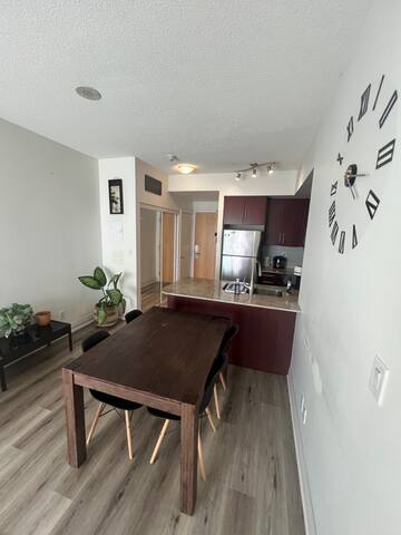 2bdrm/2bth – Next to Union Stn gallery image 2