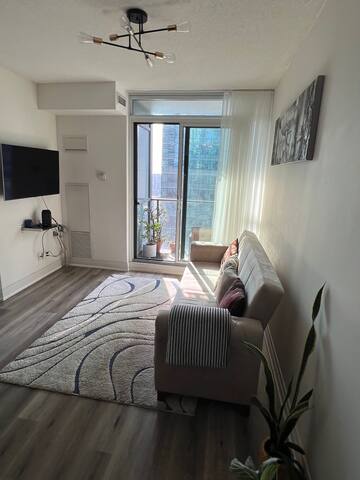 2bdrm/2bth – Next to Union Stn gallery image 3