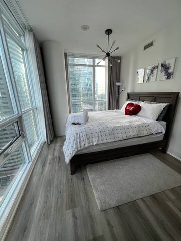 2bdrm/2bth – Next to Union Stn