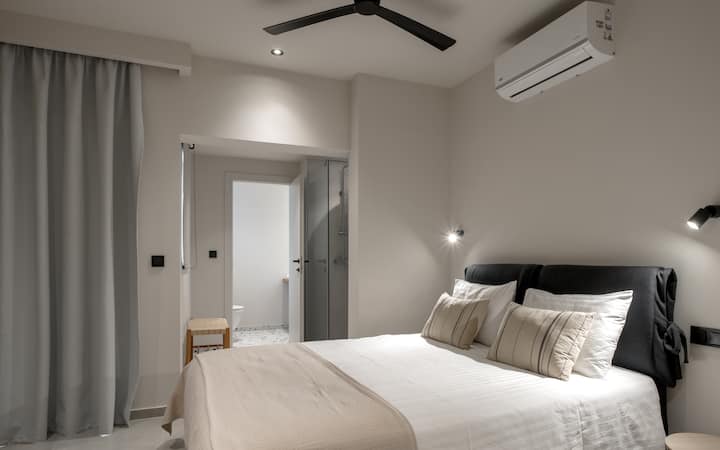 חדר השינה מואר ומאוורר, מלא באור טבעי מדלת המרפסת. גוונים ניטרליים וריהוט מודרני יוצרים מרחב שליו ופתוח, מושלם למנוחה. האווירה המזמינה הופכת אותו למקום מפלט אידיאלי.