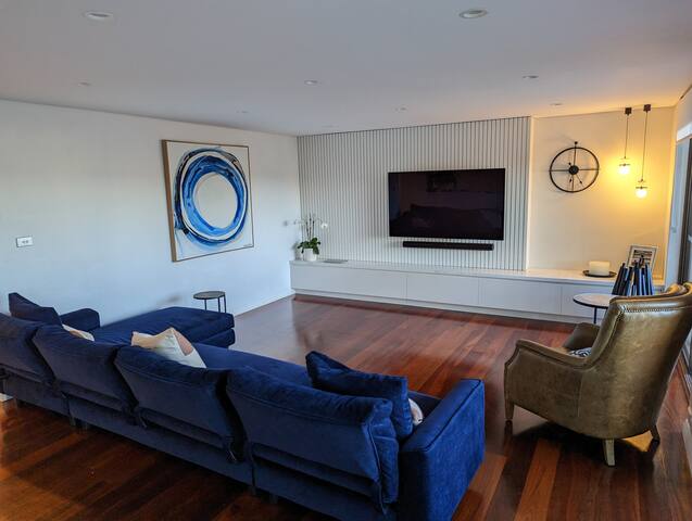 Spacious 4 bed home, beach living, ocean views gallery image 2