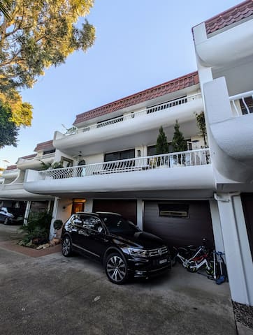 Spacious 4 bed home, beach living, ocean views