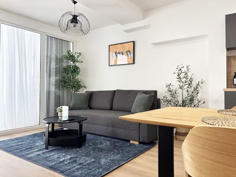 Deluxe 3-Bedrooms superior apartment | home2share